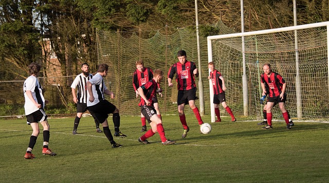 都是老对手！欧文分别与库里和伊戈达拉拥抱示意.